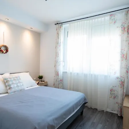 Apartament Medences, Teraszos Uj Apartman Parthoz Koezel *