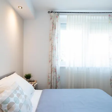 Apartament Medences, Teraszos Uj Apartman Parthoz Koezel