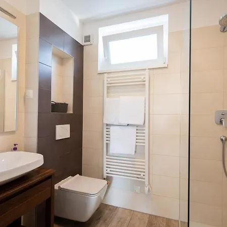 Medences, Teraszos Uj Apartman Parthoz Koezel Siófok
