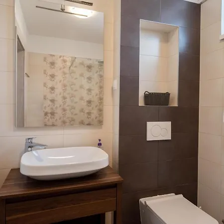 Apartament Medences, Teraszos Uj Apartman Parthoz Koezel